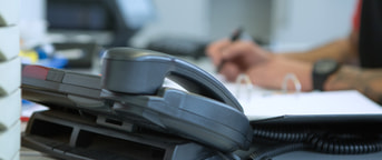 Telefon auf Bürotisch Téléphone posé sur un bureau
